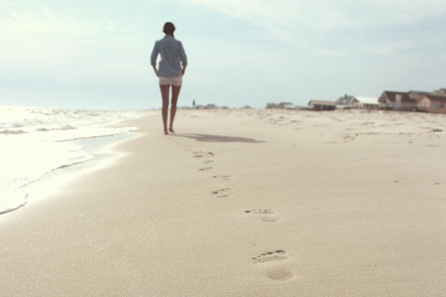 Estudio de la pisada Chica andando por la playa